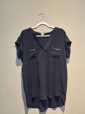 Lily White Navy V-Neck Short Sleeve Blouse with Zip Pockets